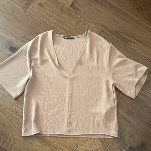 Zara Sz S Textured V-Neck Short Sleeve Blouse in Light Beige